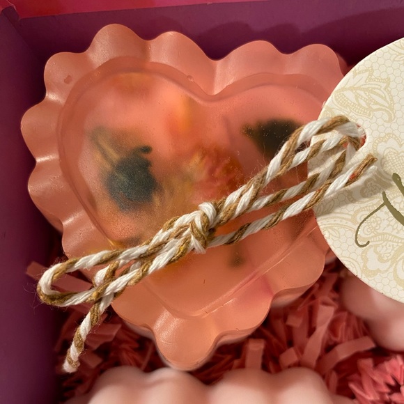 🌸 Flower Soaps 🌸 - Picture 3 of 4